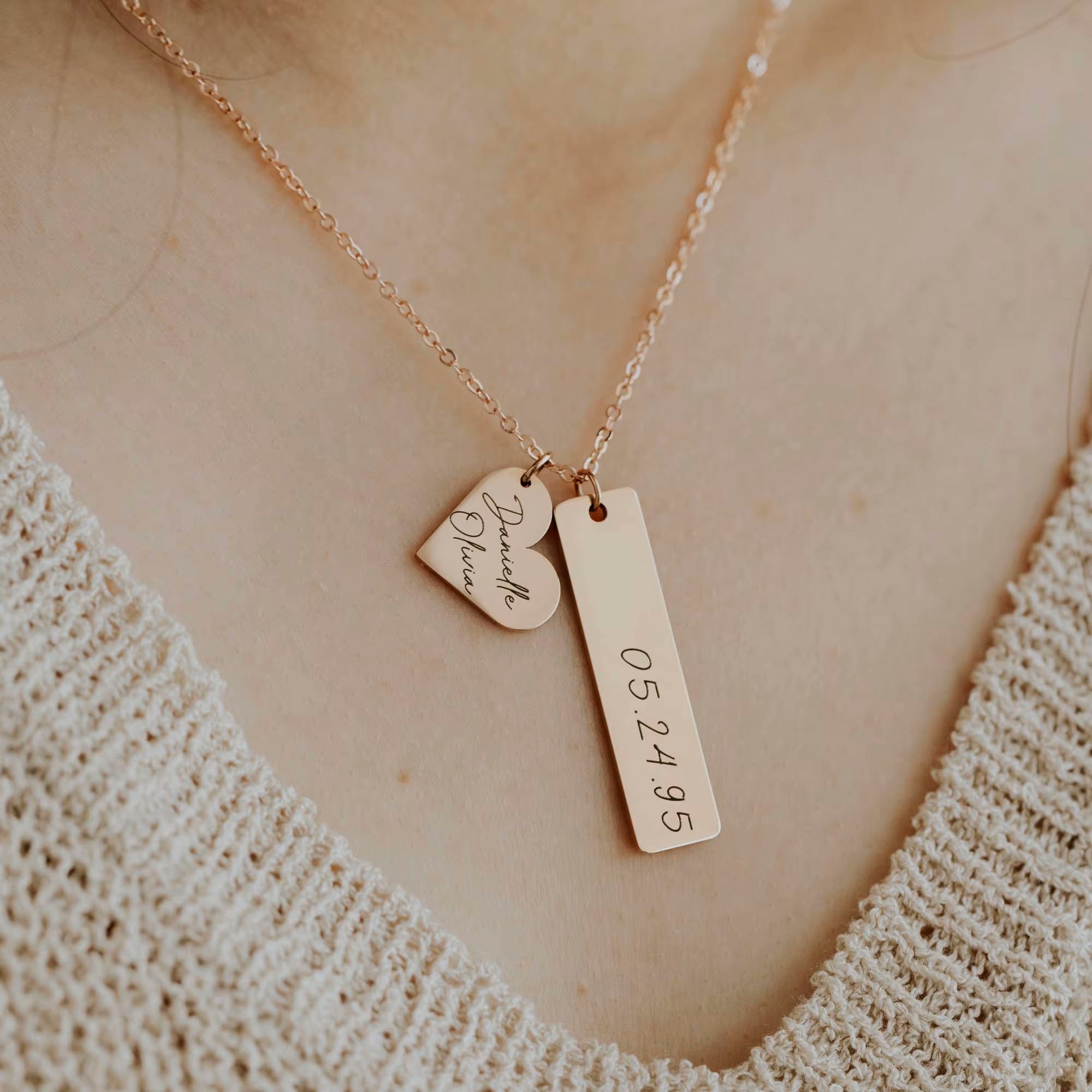 Bar necklace with name engraved