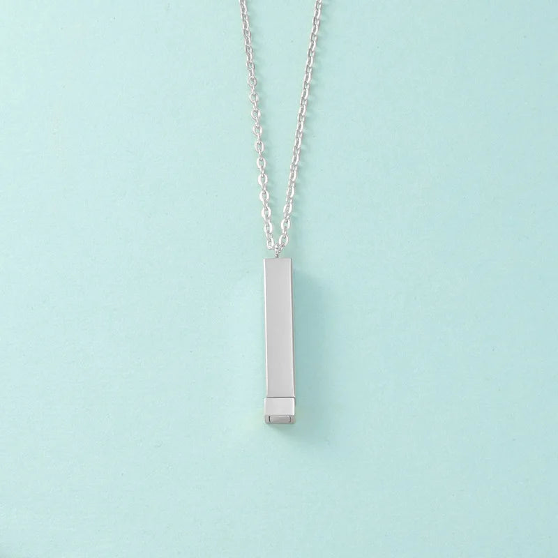 Bar necklace with name engraved